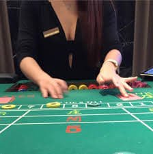 Pengguna menikmati permainan casino dan taruhan olahraga di platform digital yang aman dan nyaman
